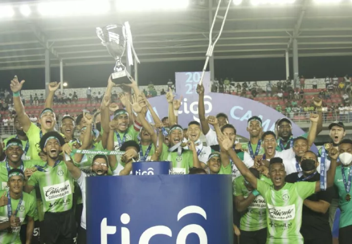 El equipo de Alianza festeja con el trofeo el campeonato de la Liga Prom. Foto:Cortesía