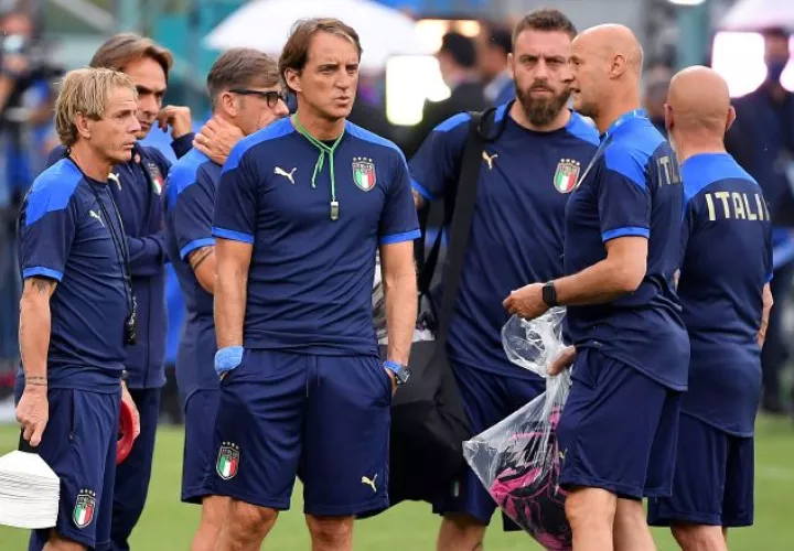 Roberto Mancini (centro), técnico de Italia. Foto:EFe