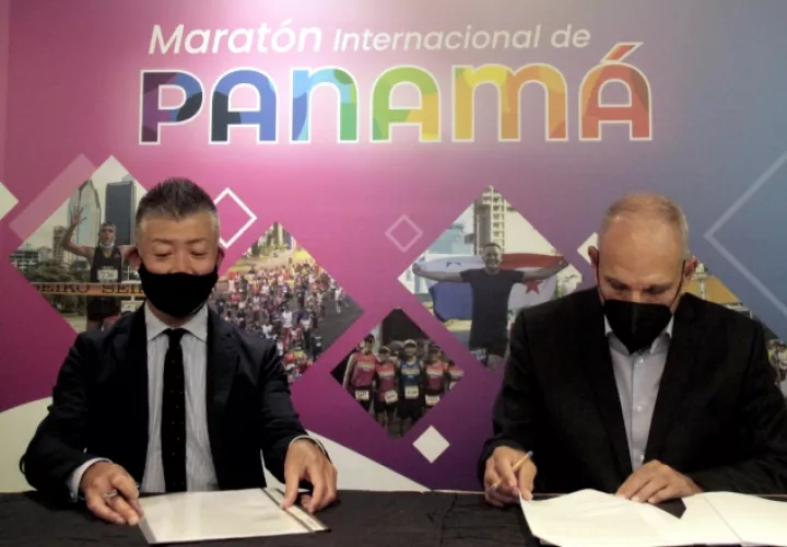 Fumio Tanaka, presidente de Seiko  Panamá y Gregorio "Beby" Miró del Club Corredores del Istmo, firmaron el acuerdo de patrocinio. 