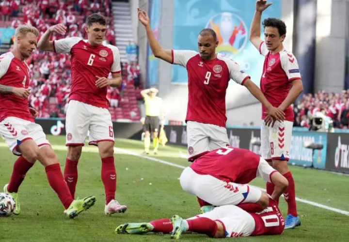 Christian Eriksen es ayudado por sus compañeros. Foto: EFE