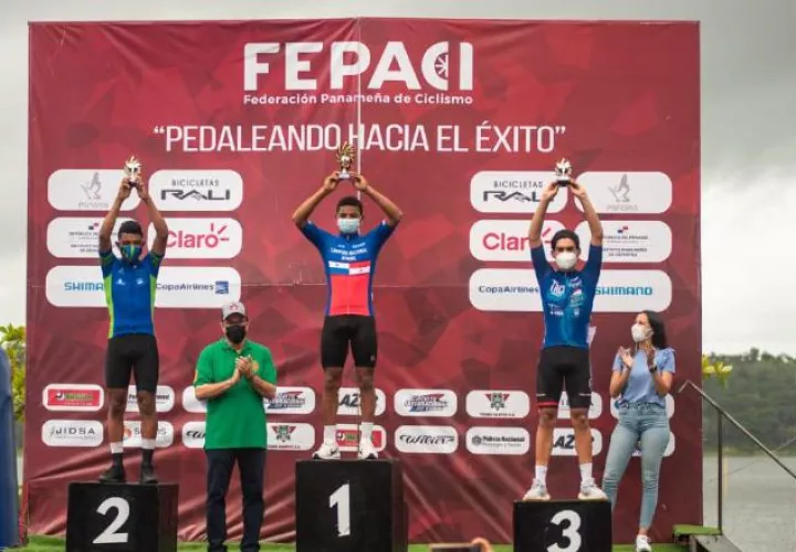 Josué Jiménez con el trofeo como campeón. Foto:Fepaci
