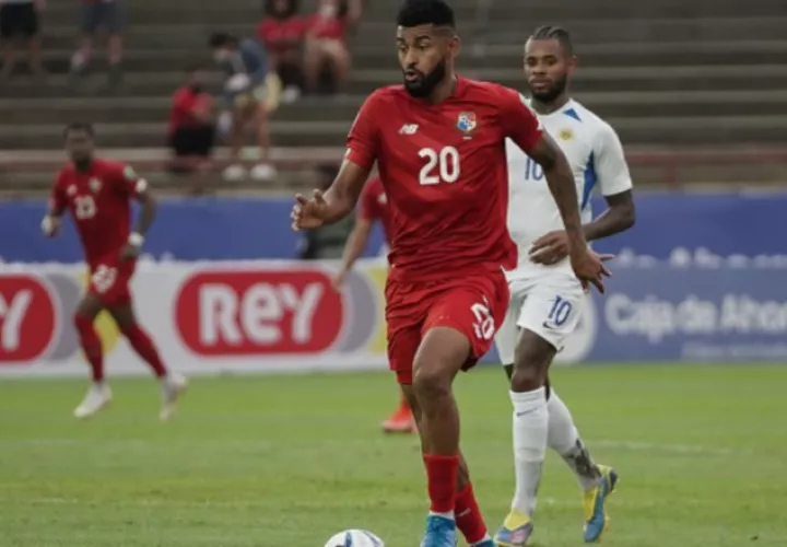 Aníbal Godoy conduce el balón. Foto:Fepafut