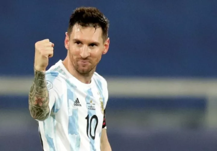 Lionel Messi de Argentina celebra su gol ante Chile. Foto:EFE