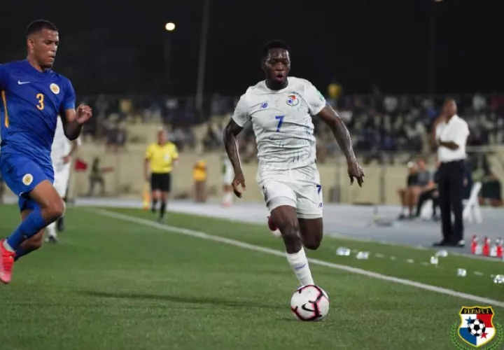 José Luis 'Puma' Rodríguez (7) conduce el balón ante la marca de Gaari Jurien de Curazao (3). Foto:@Fepafut