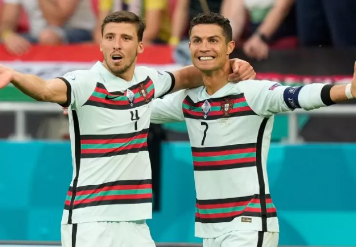 Cristiano Ronaldo (der) de Portugal celebra el tercer gol de Portugal. Foto:EFE