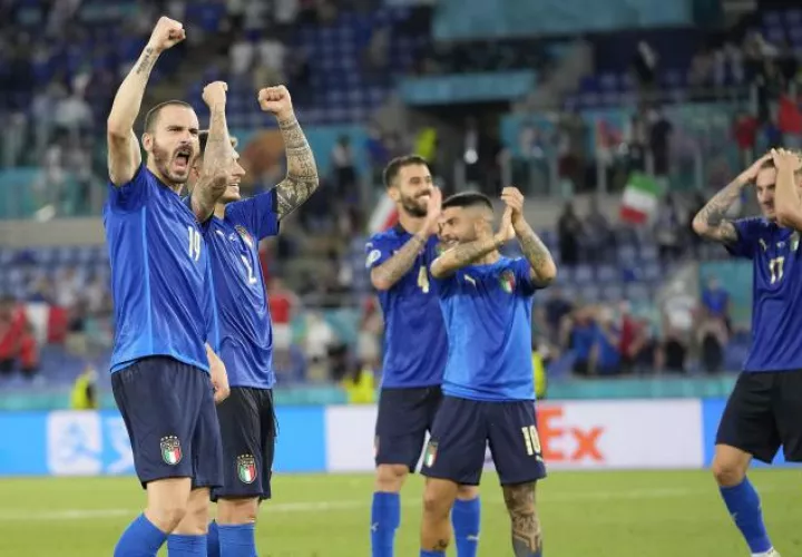 Jugadores italianos festejan el triunfo. Foto:EFE
