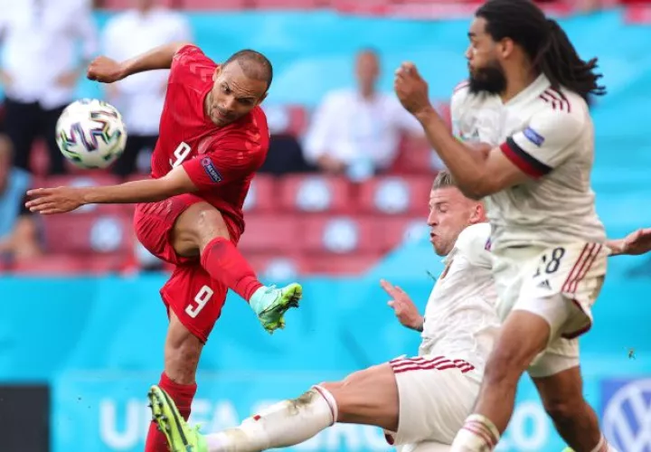 Martin Braithwaite de Dinamarca patea e balón ante la marca de dos jugadores de Bélgica. FOto:EFE