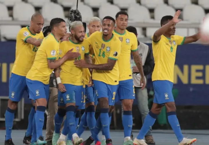 Jugadores de Brasil felicitan a Neymar tras anotar un gol contra Perú. Foto:EFE