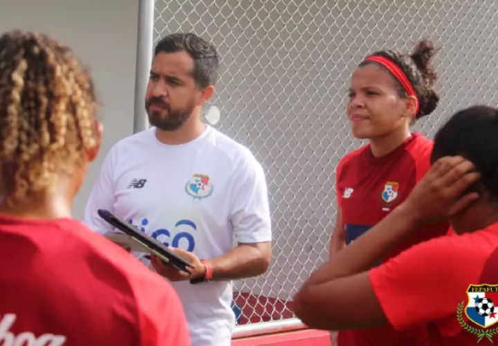 'Nacho' Quintana  en los entrenamientos de la preselección femenina en el "Cascarita" Tapia. Foto:Fepafut