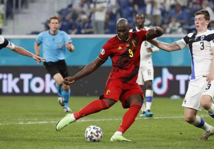 Romelu Lukaku de Bélgica despeja el balón en el partido contra Rusia. Foto:EFE 