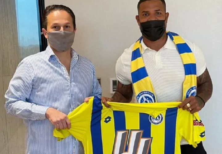 Román Torres fue presentando como el nuevo fichaje de Universitario de Coclé. Foto:@UDUniversitario