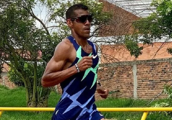 El fondista panameño Jorge Castelblanco durante su entrenamiento en Paipa, Colombia. Foto:Instagram