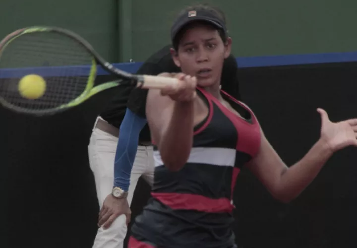 Karen Esther Contreras, jugó ayer en dobles. Víctor Arosemena