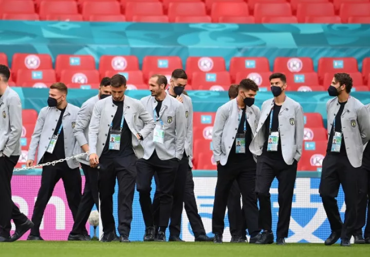Jugadores de  la selección italiana durante el reconocimiento del campo de Wembley en Londres. Foto:EFE