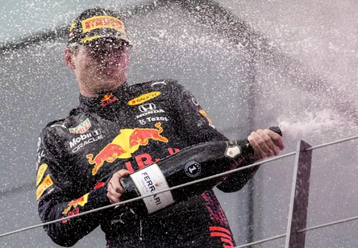 Max Verstappen de Red Bull Racing celebra su triunfo en el Gran Premio de Estiria. Foto:EFE