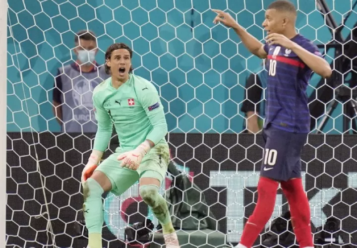 El portero de Suiza, Yann Sommer, festeja, mientras que el francés  Kylian Mbappé lamenta fallar su tiro penal. Foto:EFE