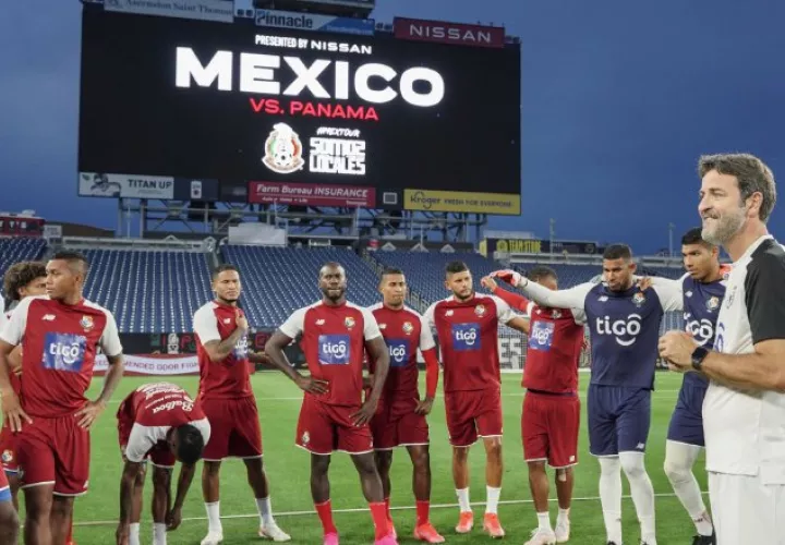 Jugadores de Panamá entrenan en la cancha  del Nissan Stadium para el amistoso contra México. Foto:Fepafut