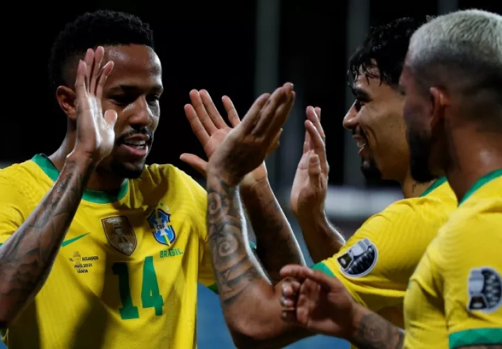Eder Militao (izq.) de Brasil celebra con sus compañeros tras anotar contra Ecuador en la ronda regular, Foto:EFE