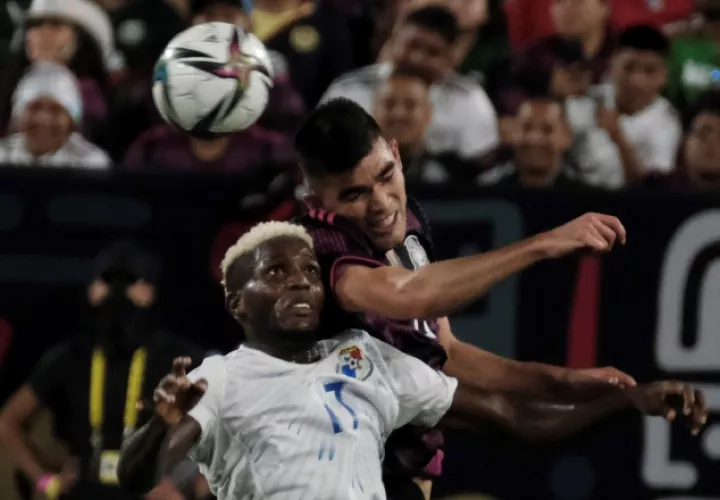 José Fajardo salta por el balón en el partido contra México. Foto:EFE