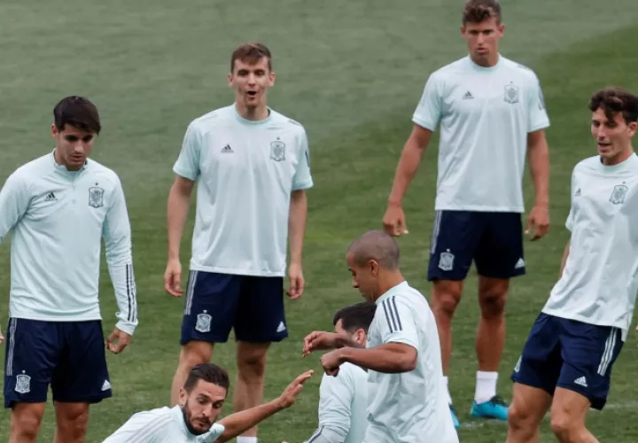 Jugadores de España se preparan para su juego ante Suiza. Foto:EFE