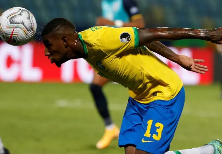 Emerson jugador Brasil cabecea el balón. Foto:EFE