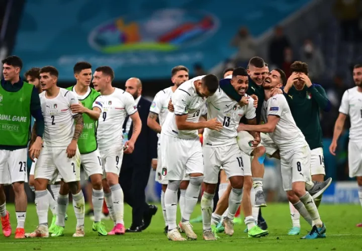 Jugadores de Italia festejan su clasificación a la Eurocopa. Foto:EFE