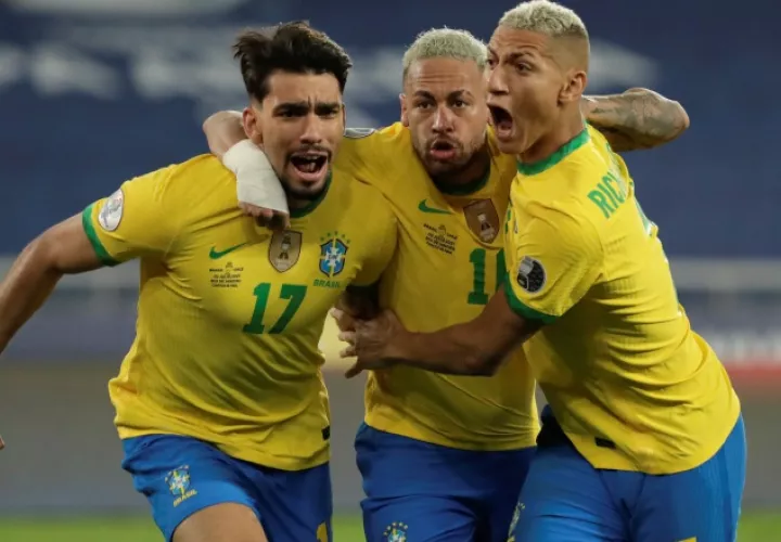Paquetá (izq.) celebra su gol con Neymar y Richarlison ante Chile. Foto:EFE 