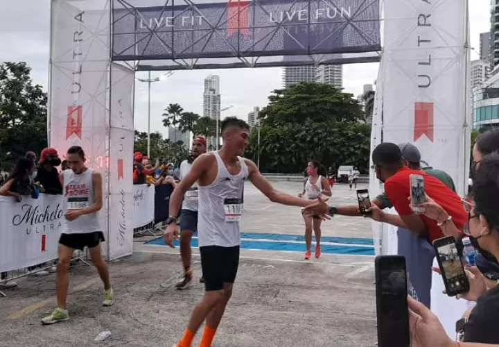 Daniel González es felicitado después de pasar la meta tras ganar los 10 kilómetros. Foto: Cortesía