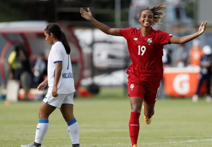 Lineth Cedeño (der.) de Panamá celebra su gol contra Nicaragua. Foto:EFE