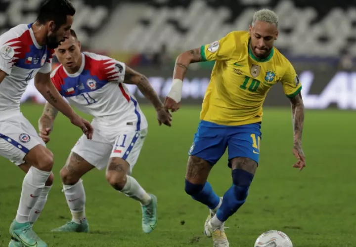 Neymar de Brasil (der.). Foto:EFE