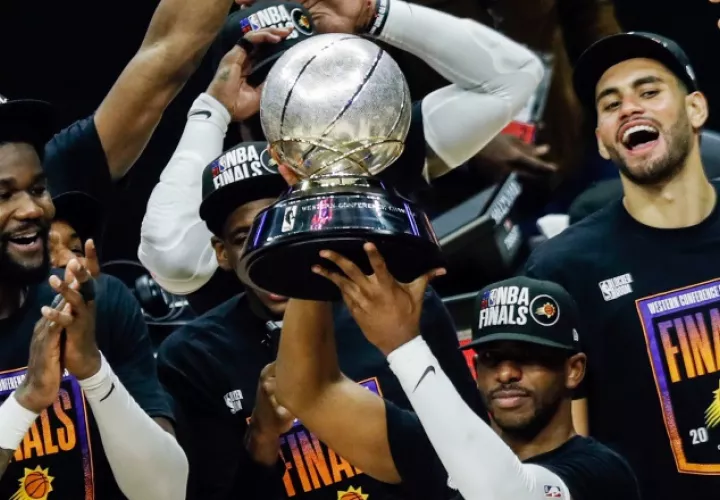 El escolta de los Phoenix Suns, Chris Paul, levanta el Trofeo de la Conferencia Oeste junto a sus compañeros. Foto: EFE