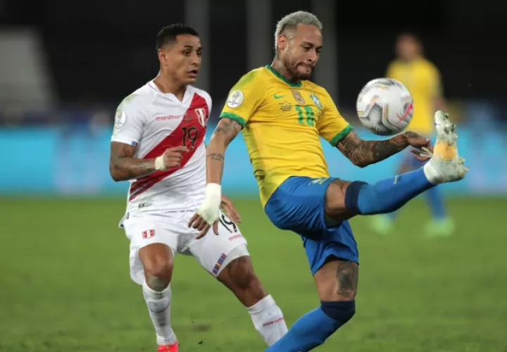 Neymar de Brasil controla el balón ante Yoshimar de Perú.  Foto:EFE