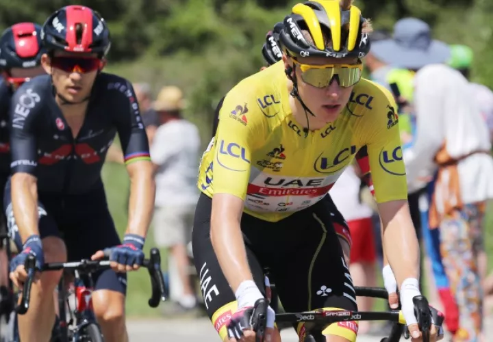 El esloveno Tadej Pogacar sigue al frente de la clasificación general del Tour con la camiseta amarilla. Foto:EFE