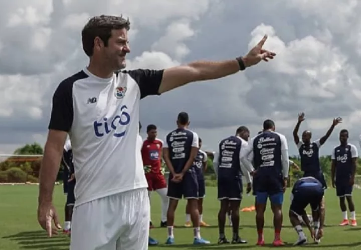 Thomas Christiansen en los entrenamientos. Foto:Fepafut