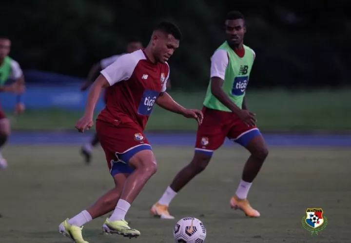 Rolando "Toro" Blackburn con el balón. Foto:Fepafut