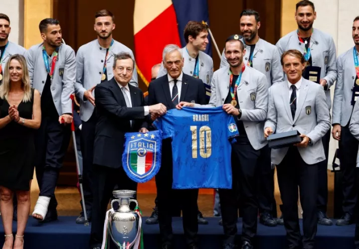 El primer ministro, Mario Draghi (cent.) celebra con el equipo italiano campeón de la Eurocopa. Foto:EFE