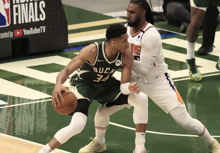 Antetokounmpo, Bucks (34) es marcado por Jae Crowder de Suns. Foto:EFE