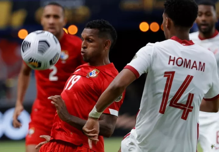 Alberto 'Negrito' Quintero de Panamá, intenta dominar el balón ante el ataque de Ahmed Homan de Catar.   Foto:EFE
