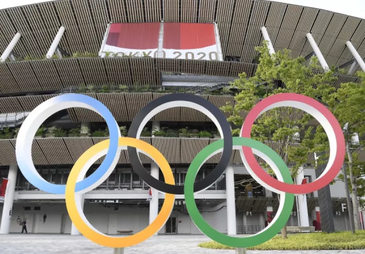 Los anillos olímpicos al Estadio Nacional, el estadio principal de los Juegos en Tokio, Japón. Foto:EFE