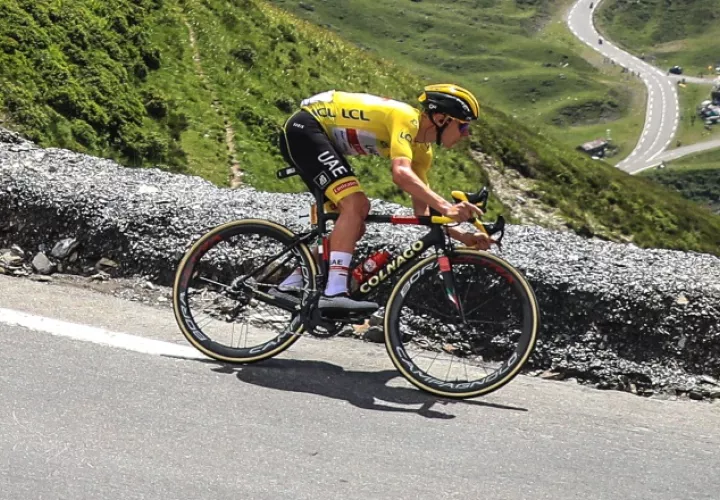 El esloveno Tadej Pogacar en acción durante la etapa del Tour en  Pau a Luz Ardiden, Francia. Foto:EFE
