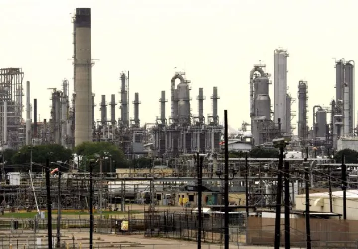 La alianza conocida como OPEP+ reduce hasta unos 3,8 mbd su recorte pactado en abril de 2020. EFE