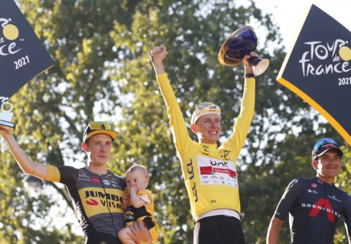 Jonás Vinegaard (iz) segundo lugar,  el esloveno Tadej Pogacar ganador del Tour  y el ecuatoriano Richard Carapaz en el ter puesto. Foto:EFE