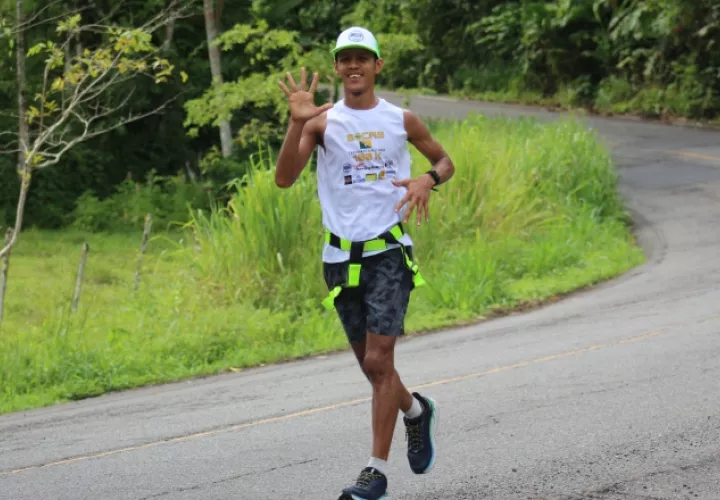 Omar Vargas, llegando a la localidad de Changuinola. Cortesía/Panamarunners