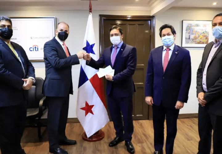 Dos cheques se entrearon. Cortesía