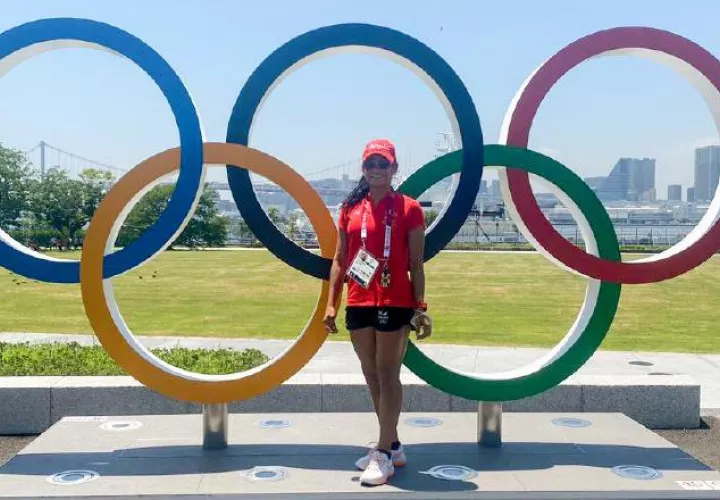 Kristine Jiménez en las instalaciones de Tokio con las argollas olímpicas. Foto: @Cop