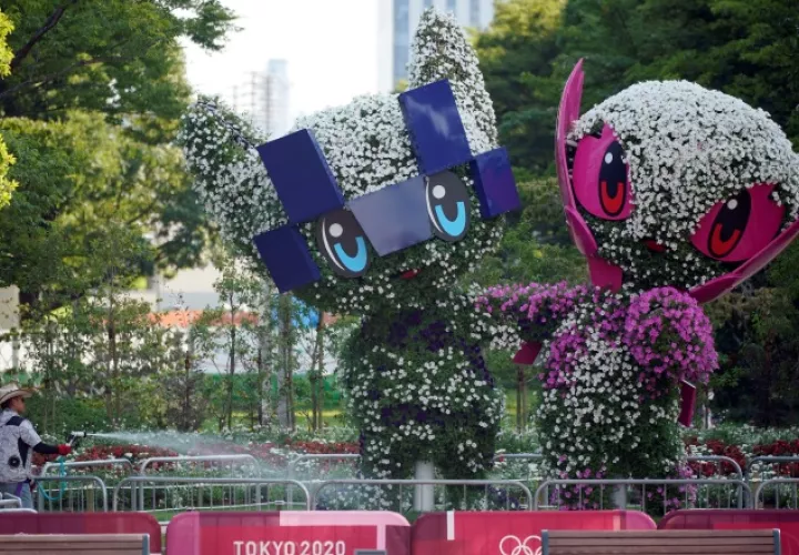 Miraitowa es la mascota de los de los Juegos Olímpicos Tokio 2020 (izq.) y la rosada Someity de  los  Paralímpicos. Foto:EFE