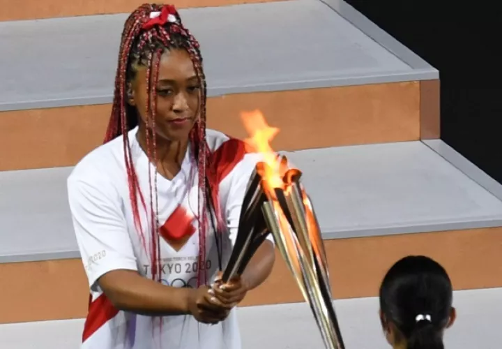Naomi Osaka recibe la llama olímpica. Foto:EFE