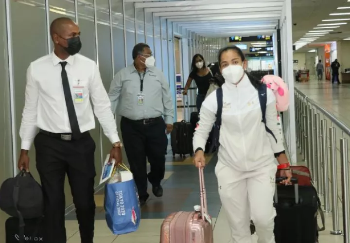 Kristine Jiménez a su llegada ala Aeropuerto Internacional de Tocumen. Foto:@Pandeportes