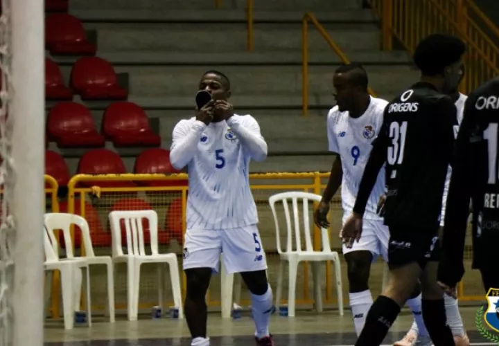 Alfonso Maquensi festeja su gol ante el equipo brasileño Magnus Futsal Sub-20. Foto:Fepafut