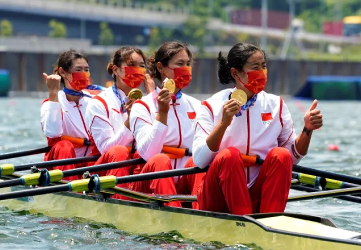 El equipo Cuádruple Femenino de China, evento de remo,  luce sus medallas de oro. Foto:EFE